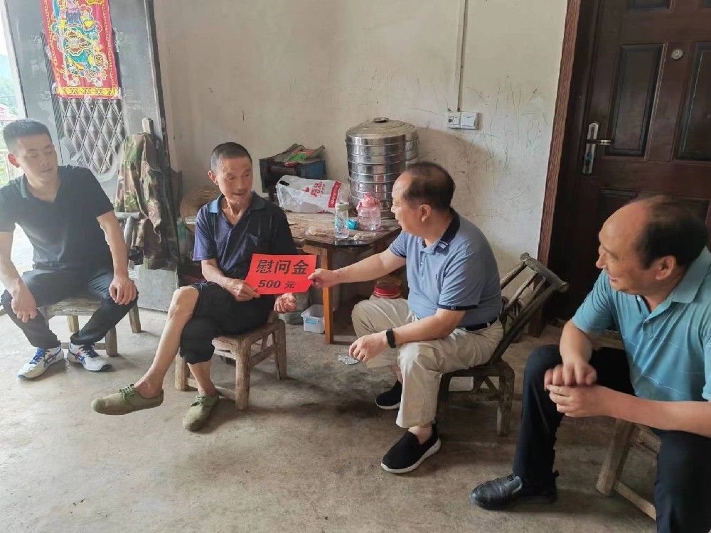 慰问驻村困难党员.jpg