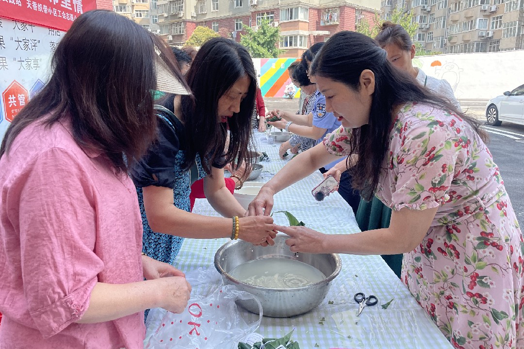粽叶飘香迎端午 共同缔造邻里情2_副本.jpg
