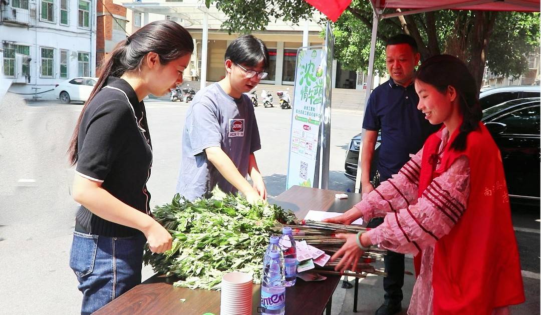 艾叶飘“廉”香 清风迎端午南漳县总工会开展端午送“艾”活动2_副本.jpg