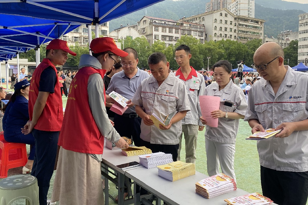 保康县总工会开展“安全生产月”咨询日宣传活动2_副本.jpg