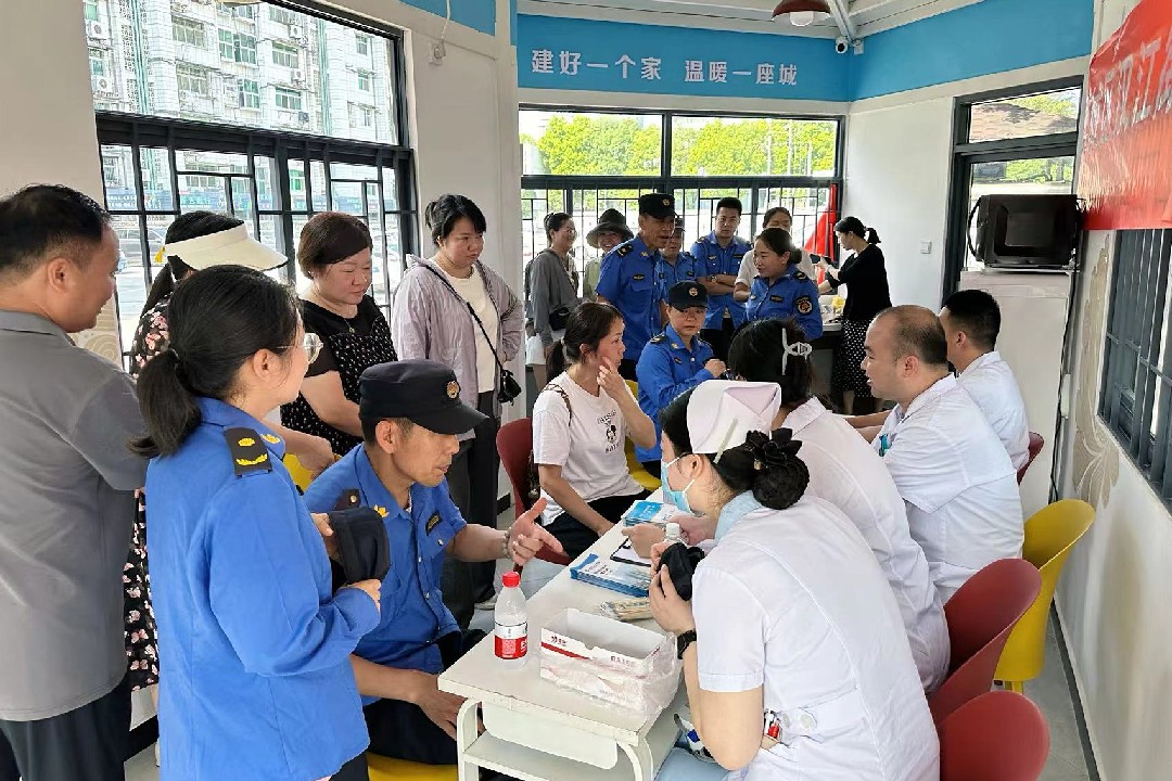 樊城区汉江街道工会联合会开展“夏送清凉”爱心义诊活动 (3)_副本.jpg