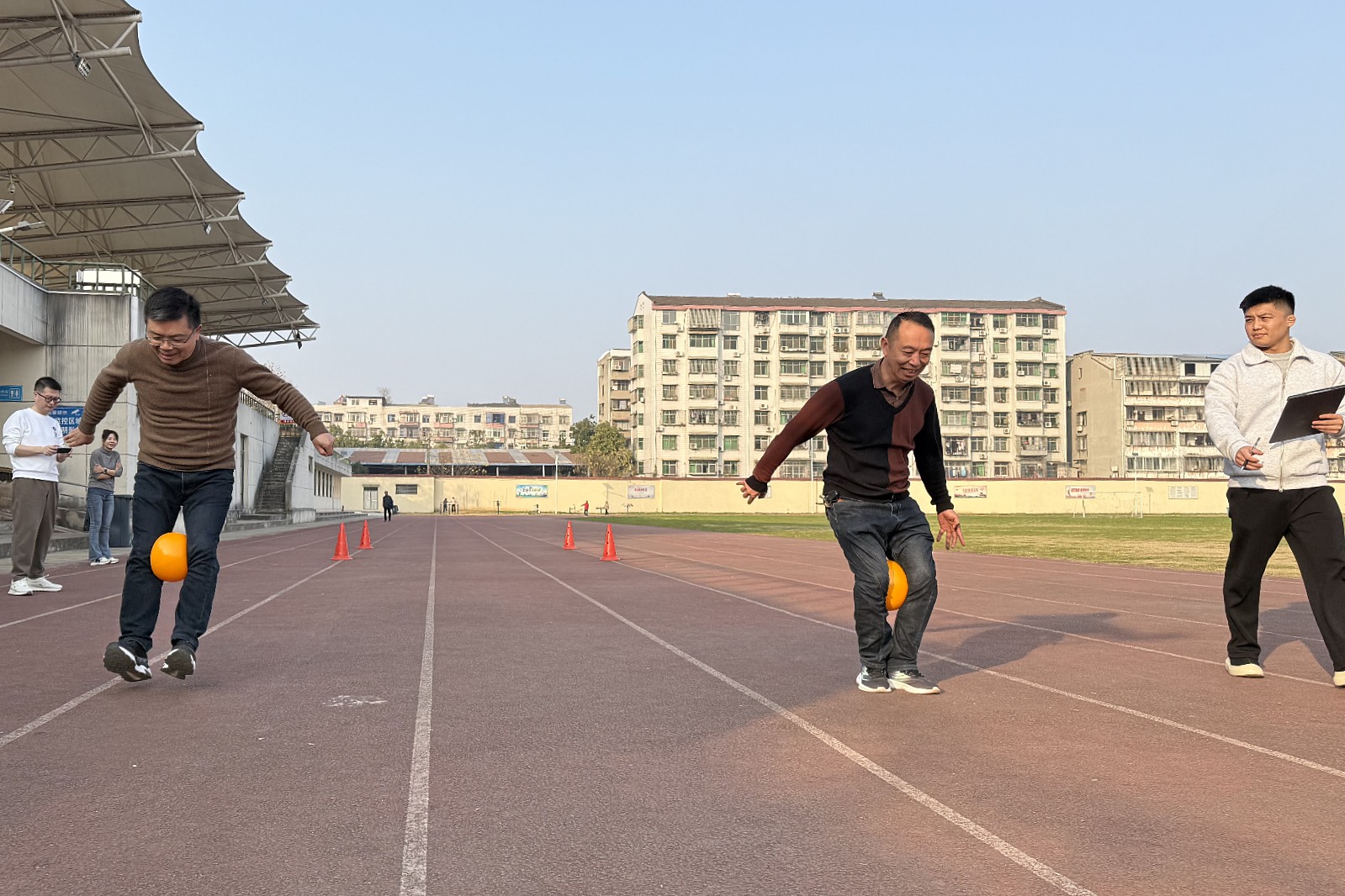 夹球跑_副本.jpg